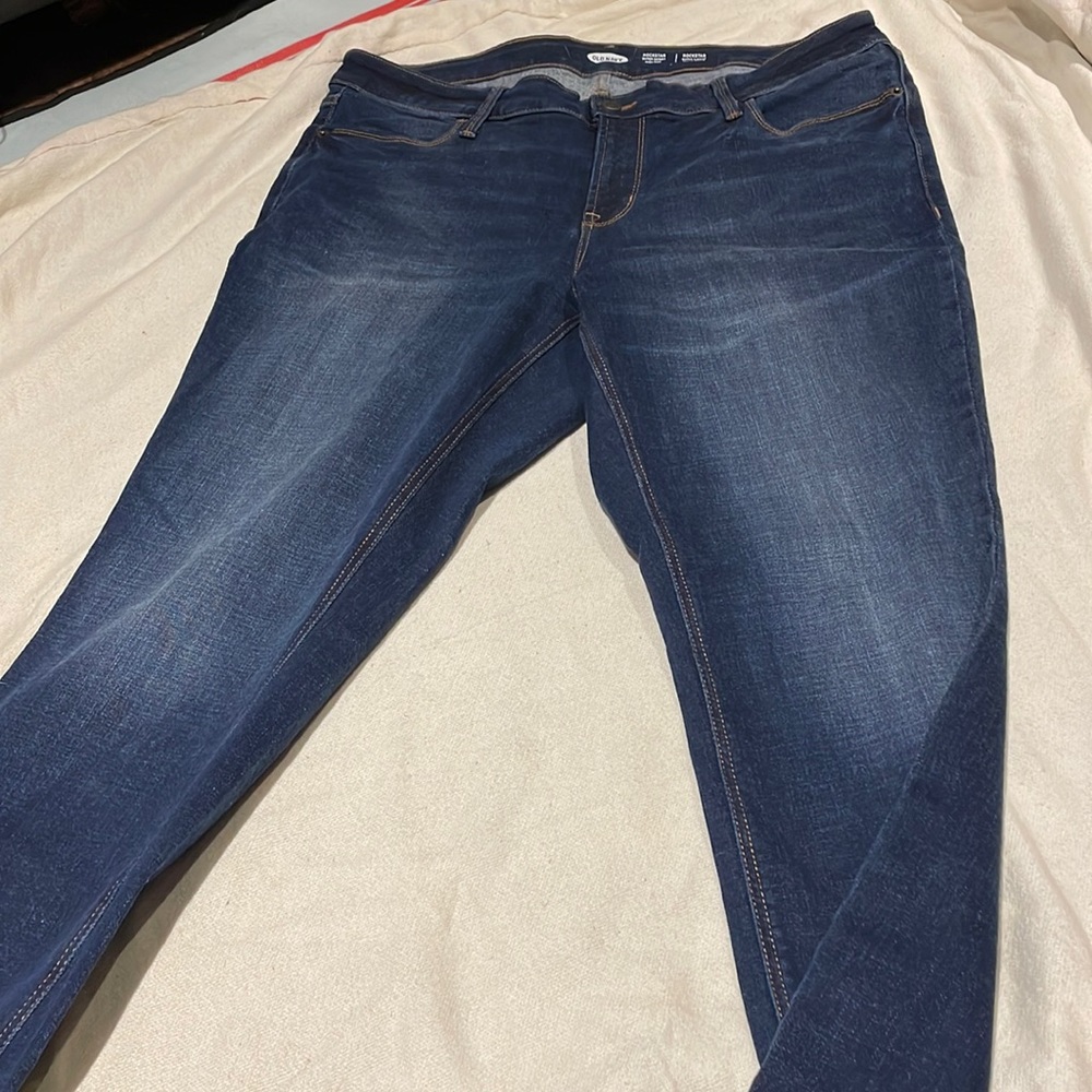 Like new, Old Navy high-rise super skinny jeans.